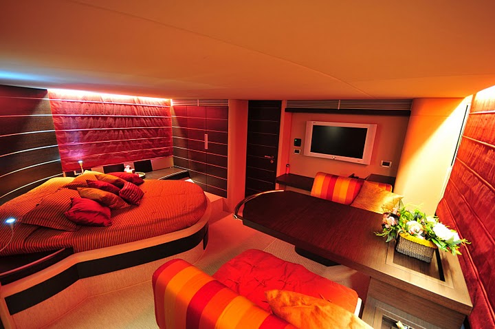 Azimut 68S Master Suite3.jpg