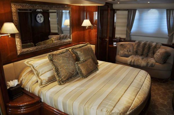 Azimut 80 GRACE -  Master Cabin.jpg