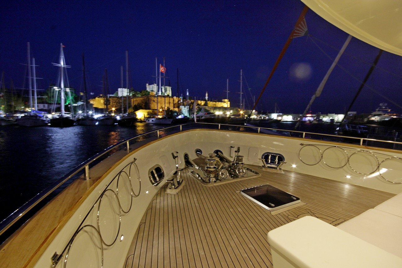 BANDIDO Foredeck.jpg