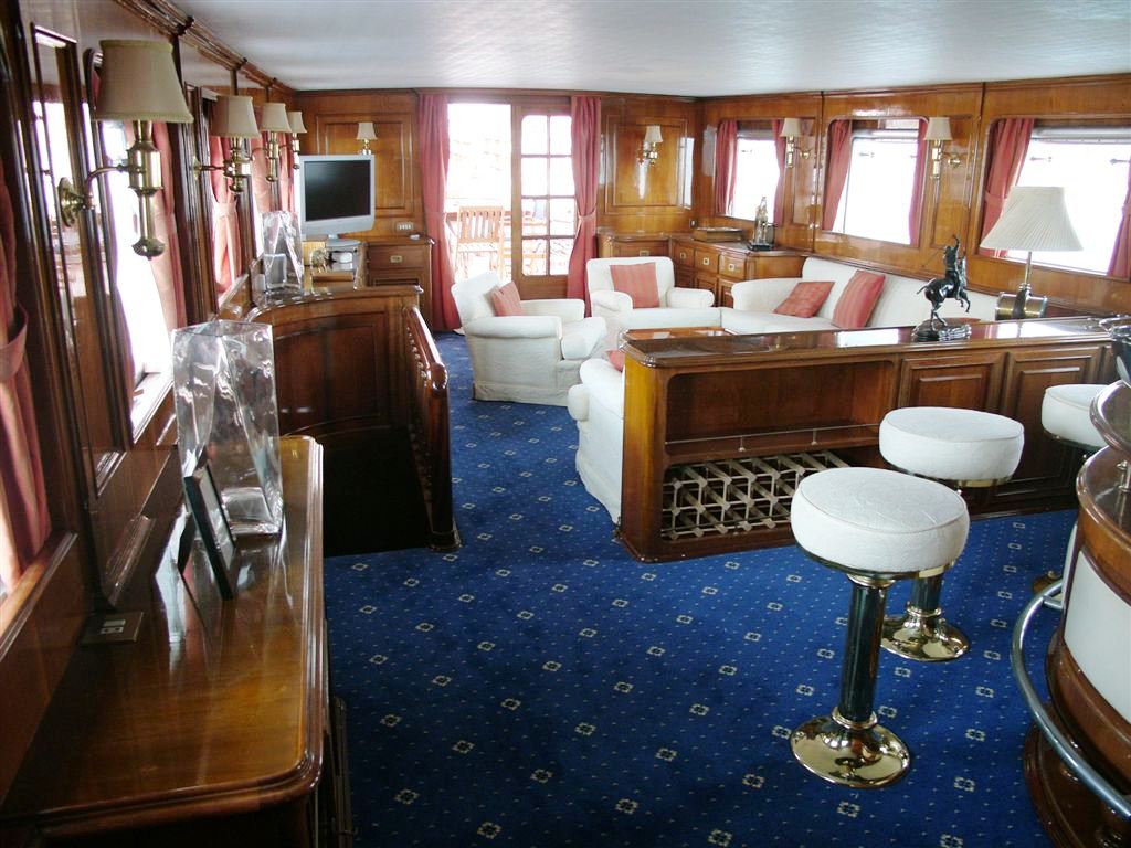 Benetti Yacht FAVORITA -  Salon.jpg