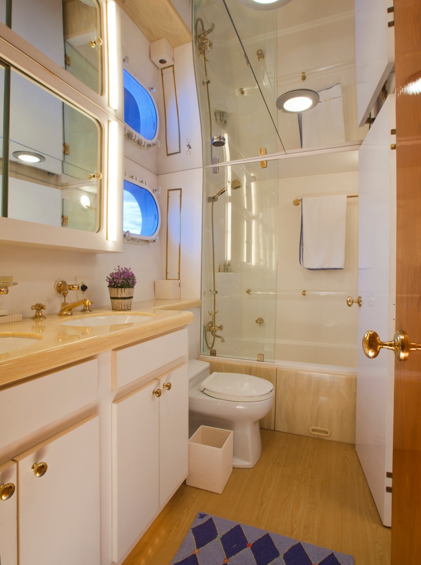 CAPRICORN Bathroom.jpg