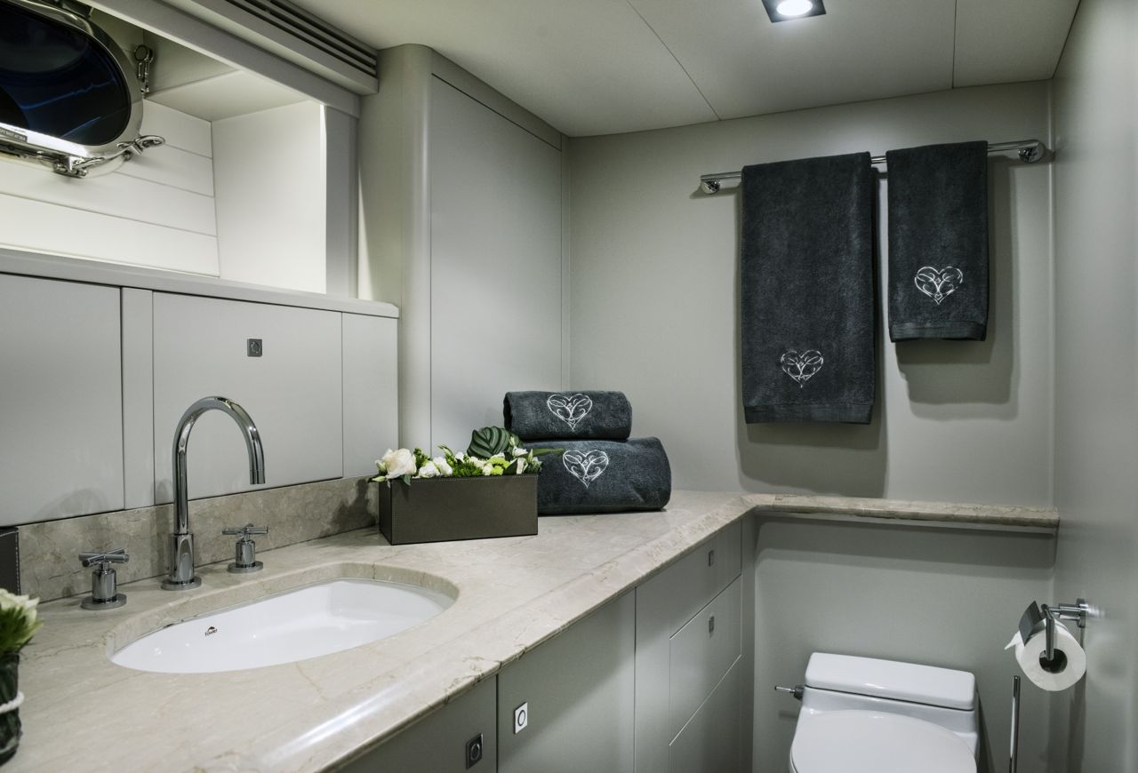 CAROLINE 1 - Master ensuite.jpg