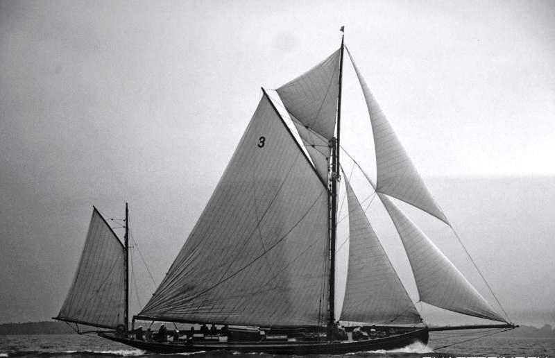 CORAL OF COWES -  Coral of Cowes racing in 1902.jpg