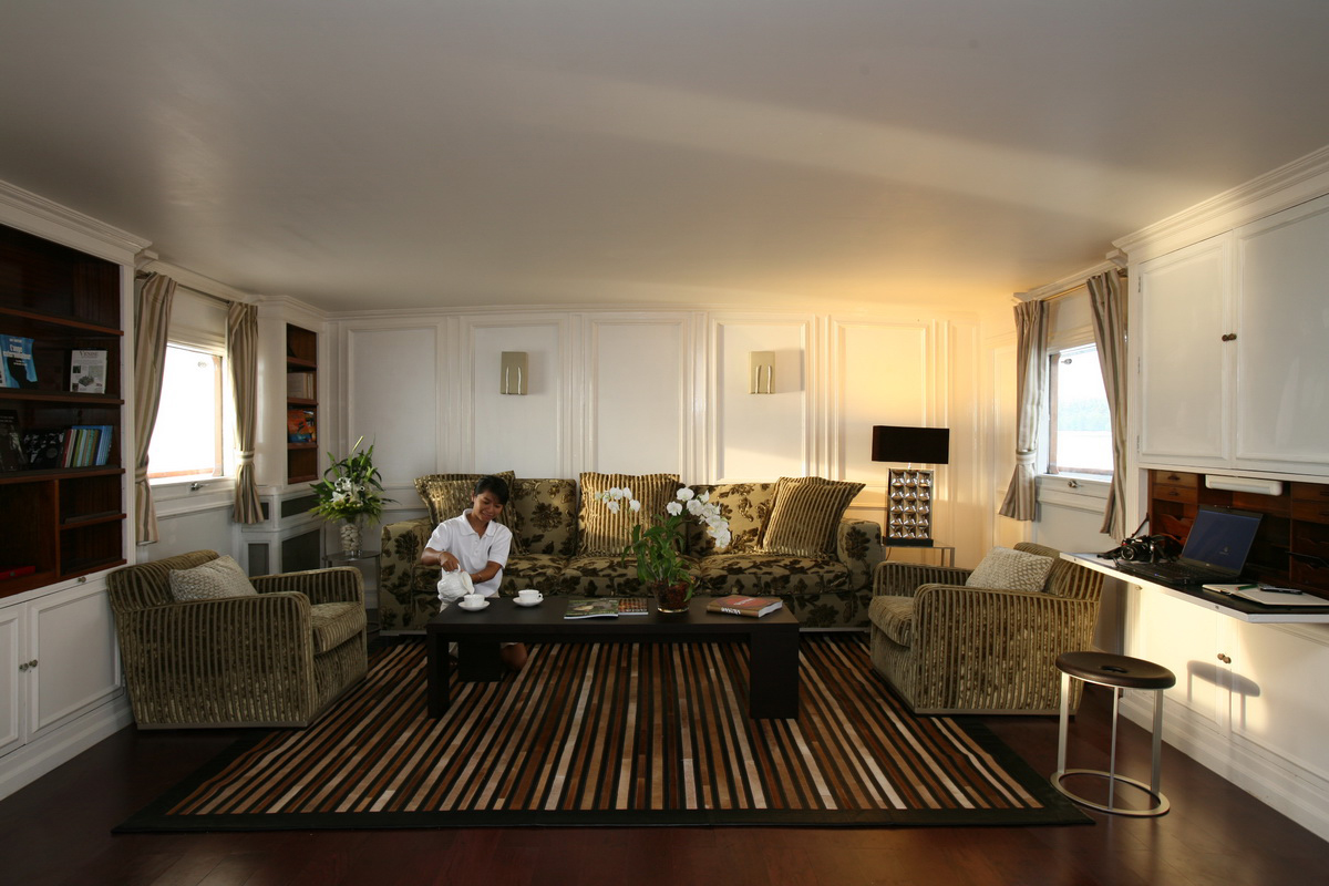Calisto - Main Saloon.jpg