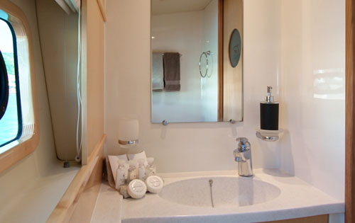 Cat ELYSIUM -  Bathroom.jpg