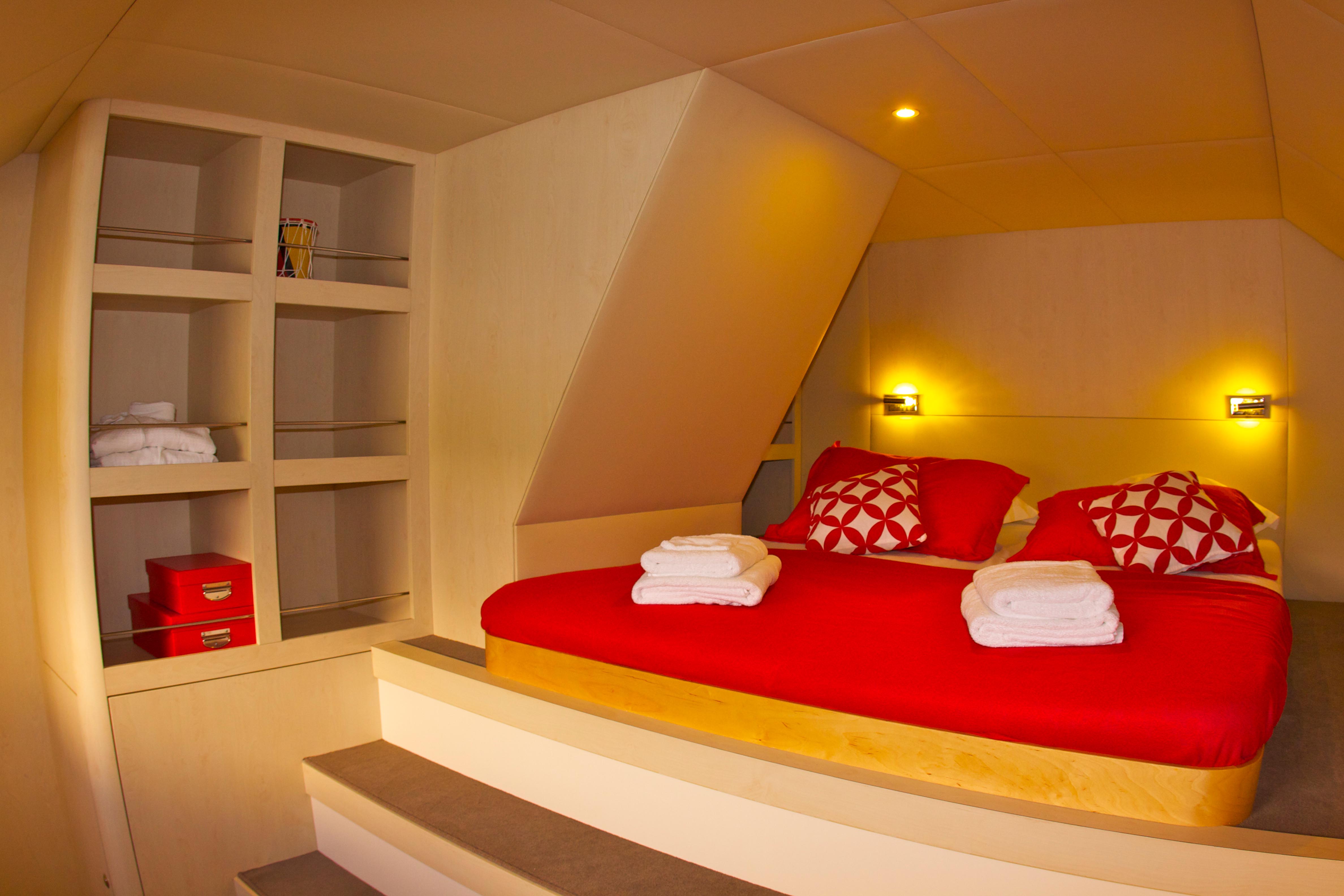 Cat JAMBO -  Double Cabin.jpg