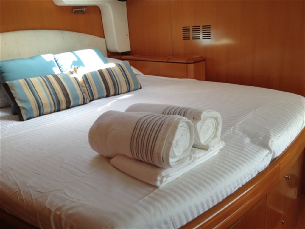 Catamaran AMURA - Guest Cabin.jpg