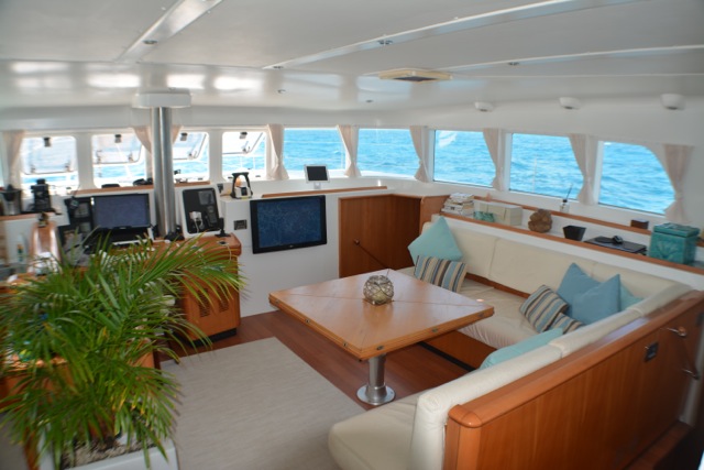 Catamaran AMURA - Salon.jpeg