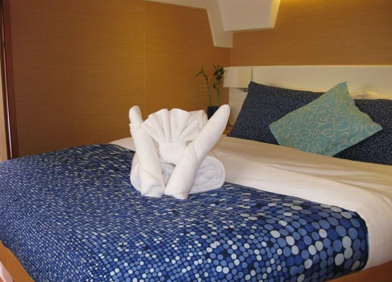 Catamaran BLUE MOON -  Guest Cabin 2.jpg