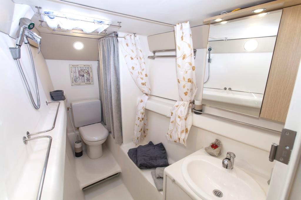 Catamaran CONAN - Guest ensuite.jpg