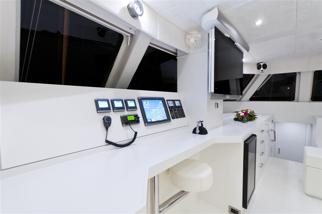 Catamaran DREAMLINER -  Helm.jpg