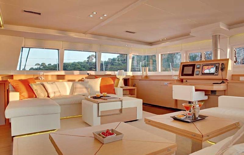 Catamaran ENIGMA -  Salon 2.jpg