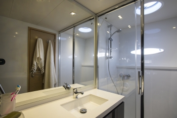 Catamaran HIGHJINKS I - Ensuite 2.jpg
