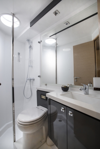 Catamaran HIGHJINKS I - Ensuite.jpg