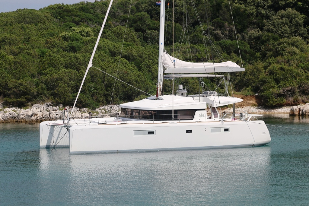 Catamaran LOTUS - Main.jpg