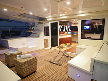 Catamaran Luna - Cockpit.jpg