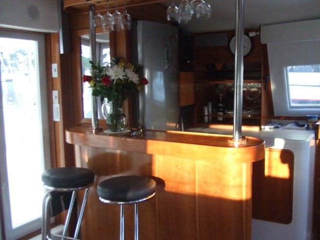 Catamaran MANZY -  Salon Bar.jpg