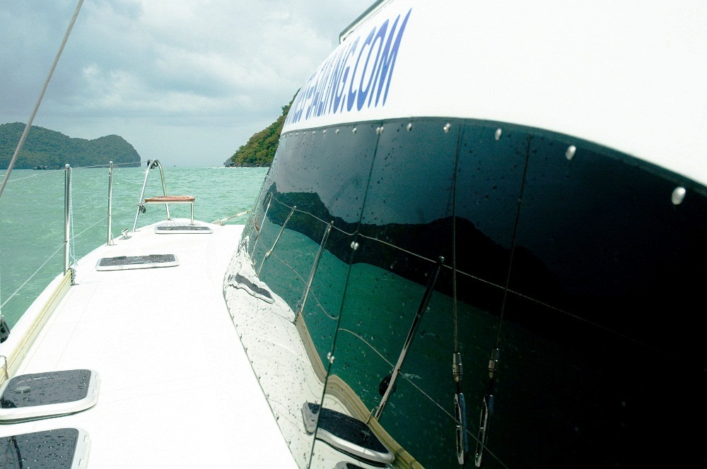 Catamaran NAUTINESS II  -  Side Deck.jpg