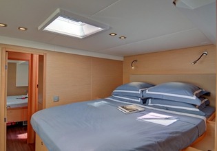 Catamaran VACOA - Guest Cabin 2.jpg
