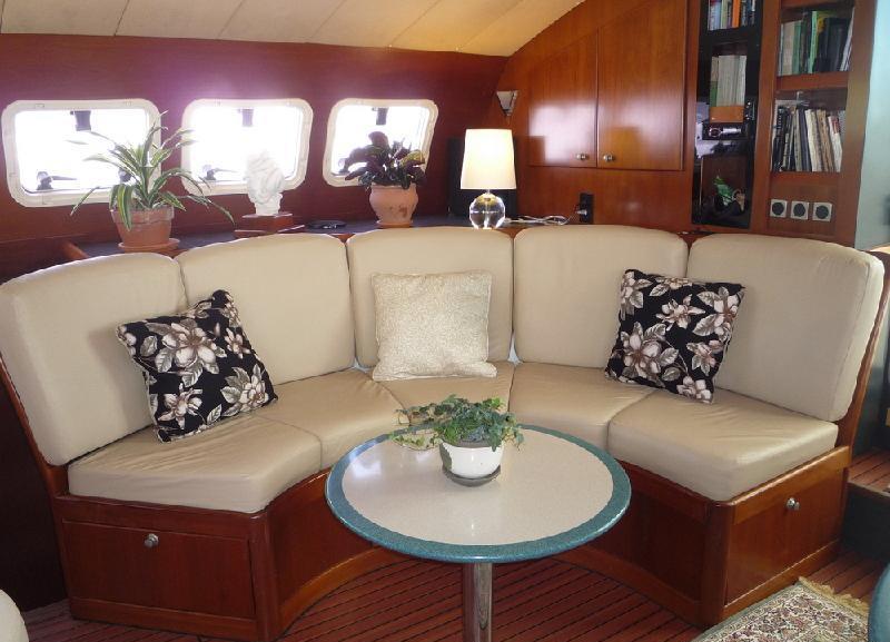 Catamaran VICTORIA -  Salon Seating.jpg