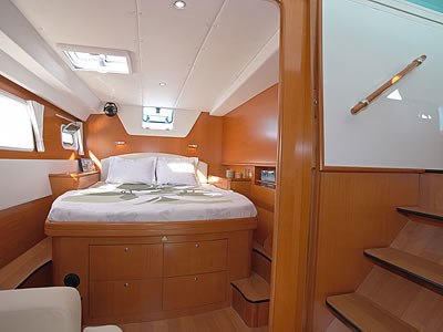 Catamaran WHISPERS -  Guest Cabin.jpg