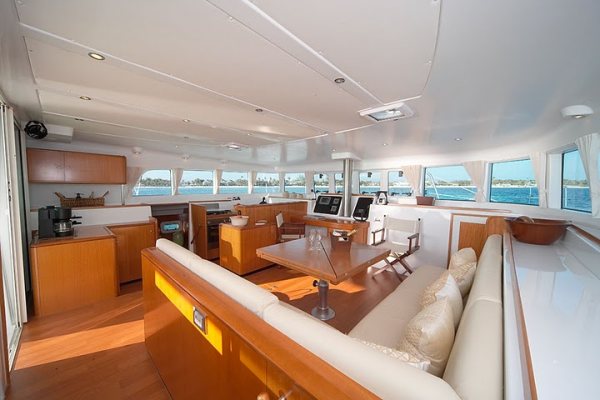 Catamaran WHISPERS -  Salon 2.jpg