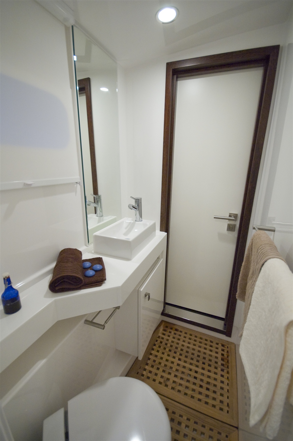 CatamaranTURETE -  Guest Ensuite.jpg