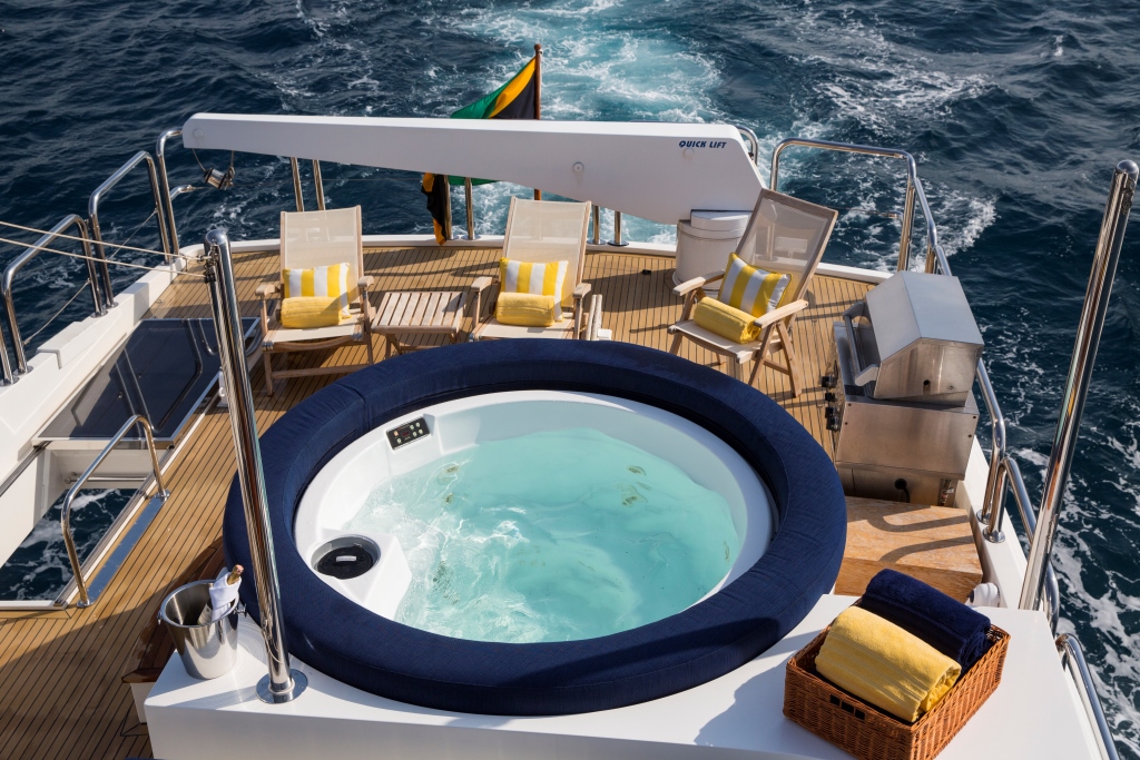 Charter yacht RESTLESS - Tub.jpg