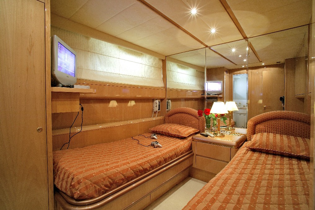 Christaldi S - Twin cabin.jpg
