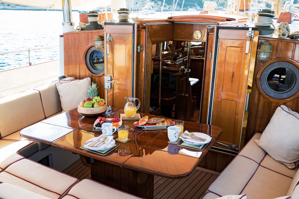 Classic SY SILVER SPRAY - Aft deck dining.jpg