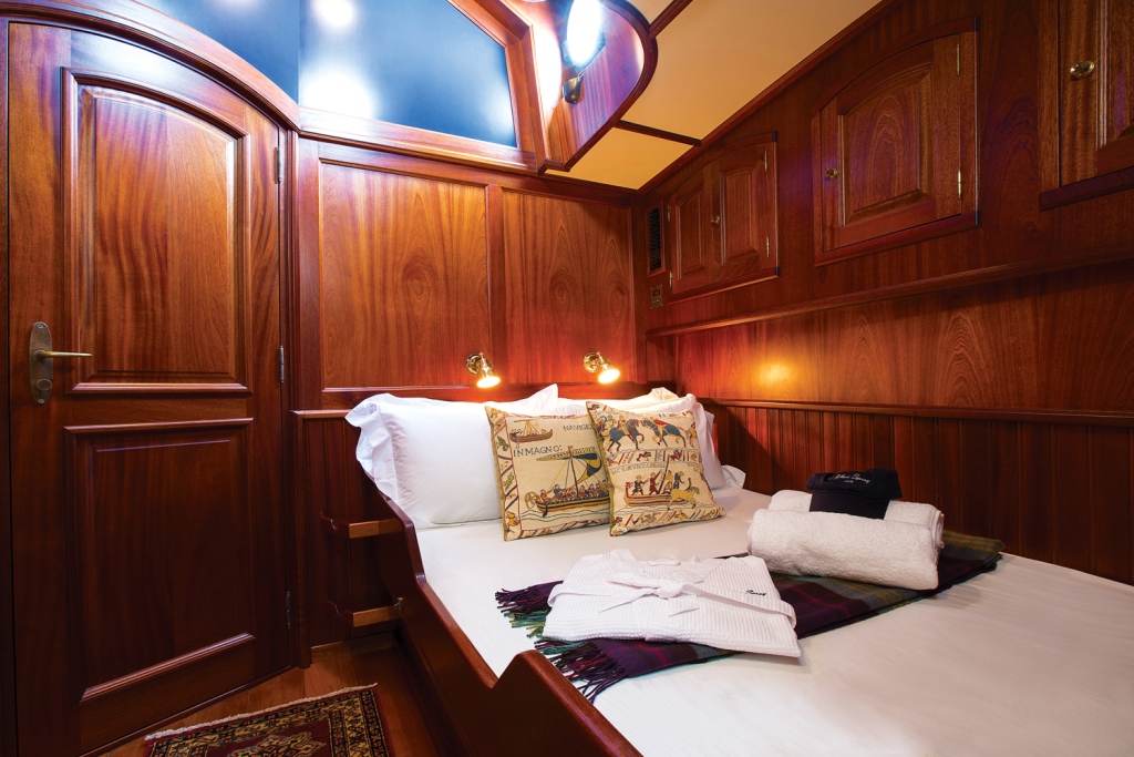 Classic SY SILVER SPRAY - Double cabin.jpg