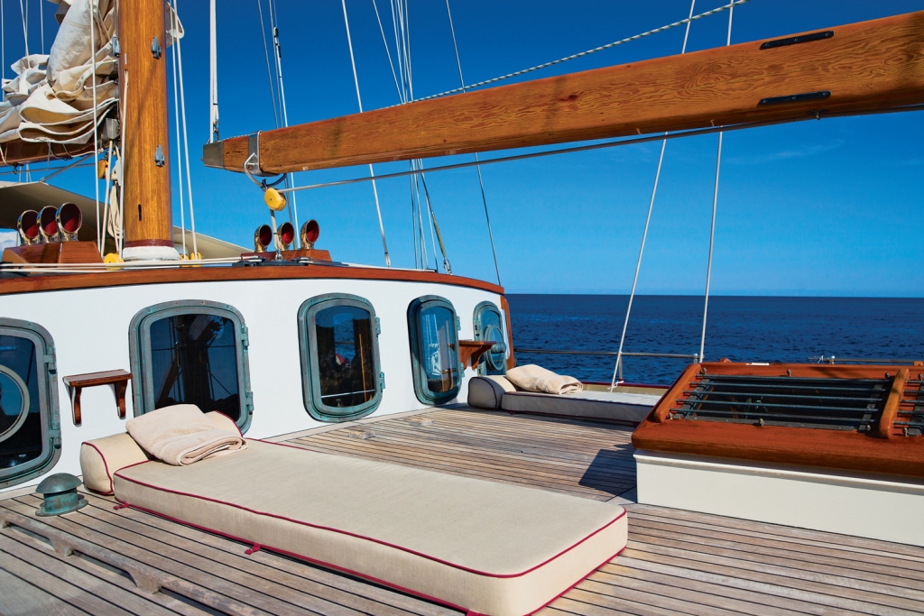 Classic SY SILVER SPRAY - Foredeck.jpg