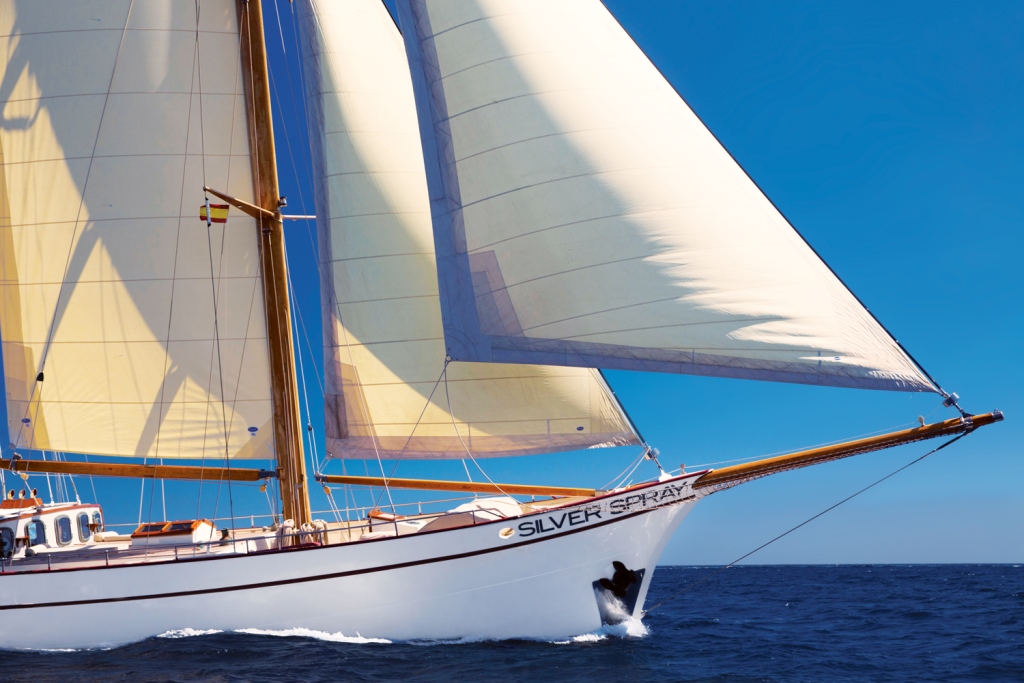 Classic SY SILVER SPRAY - Under sail.jpg