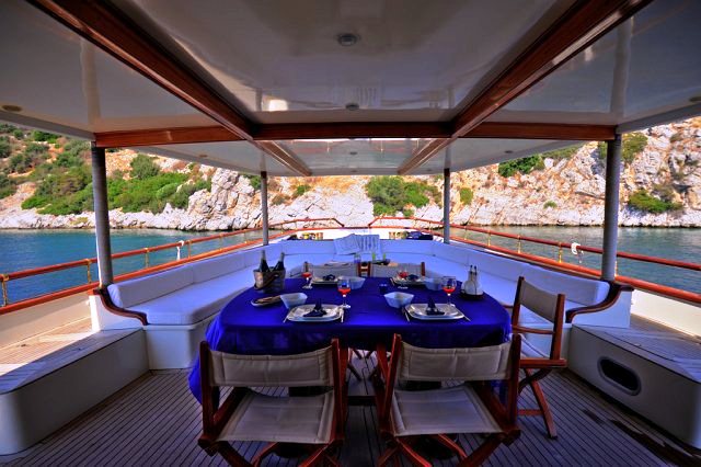 Classic Yacht El Bandido -  Aft Deck Dining.jpg
