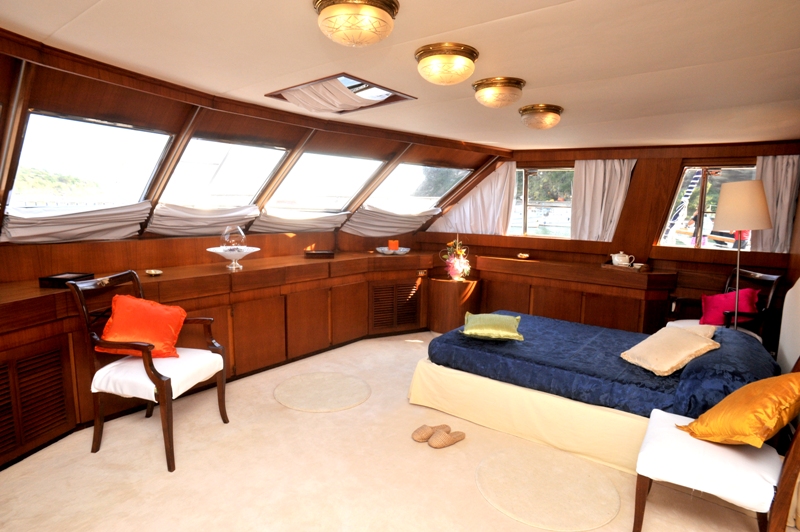Classic Yacht NAFISA -  New Cabin.jpg