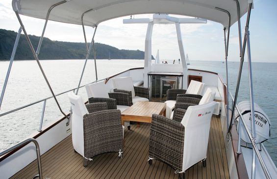 Classic Yacht SURUBIM -  Bridge Deck.jpg