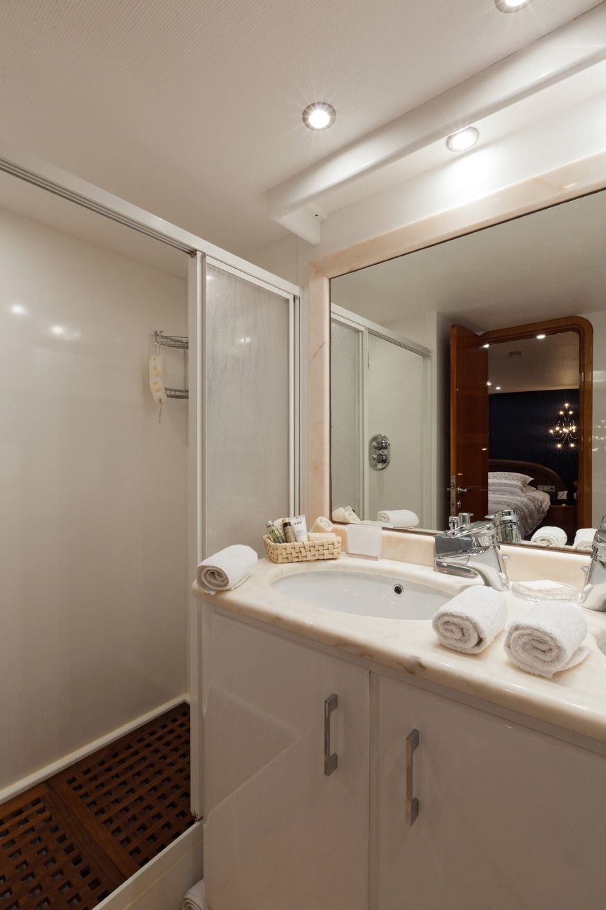 Classic yacht DUNE -  Ensuite.jpg