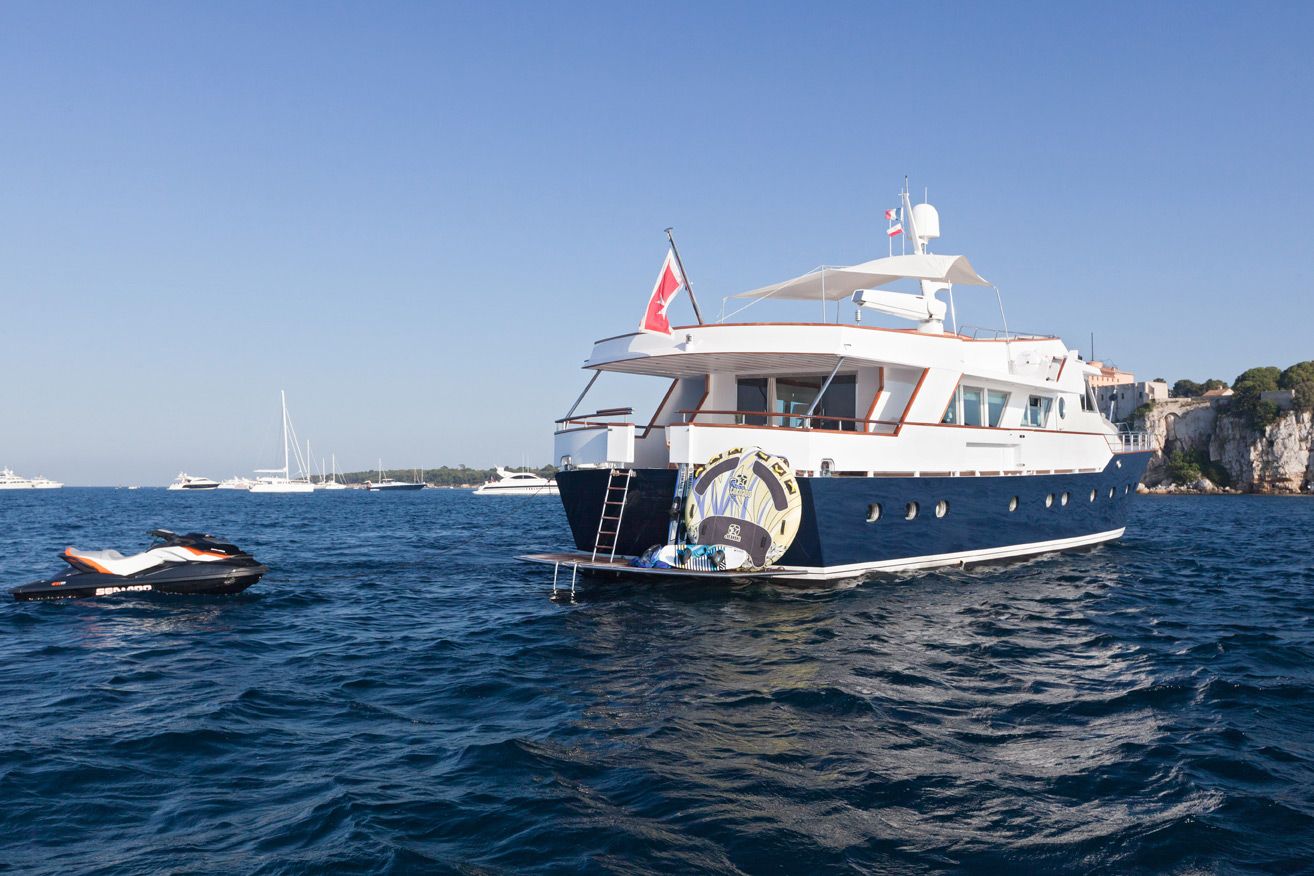 Classic yacht DUNE -  Stern View.jpg