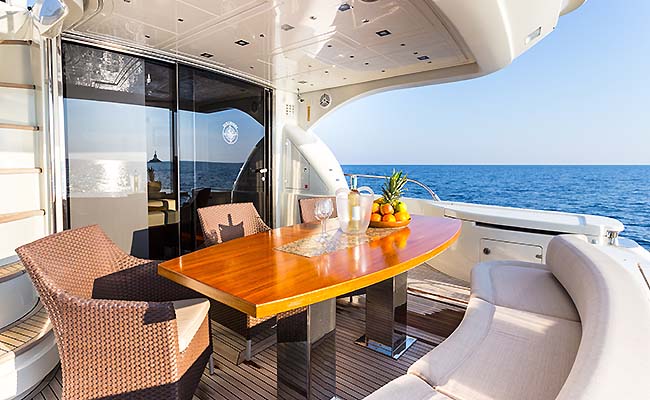 DISCOVERY - Alfresco dining aft.jpg