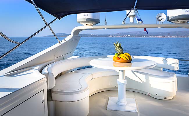 DISCOVERY - Flybridge dining.jpg