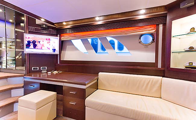 DISCOVERY - Master cabin lounge.jpg