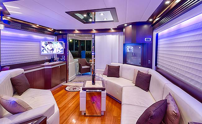 DISCOVERY - Salon aft.jpg