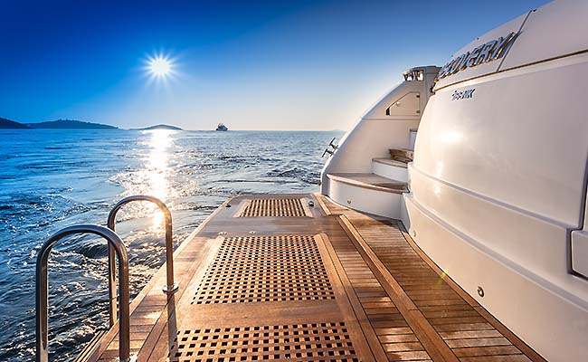DISCOVERY - Swim platform.jpg
