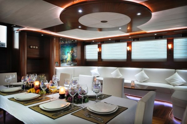 DOLCE MARE Dining.jpg