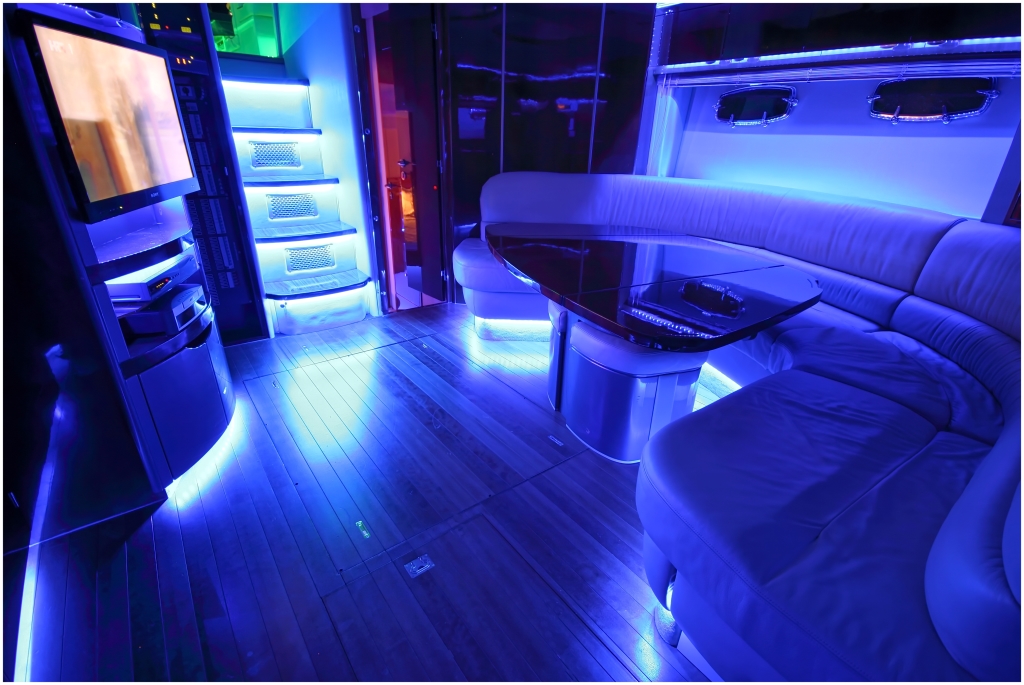 DUJE - Lower salon mood lighting.JPG