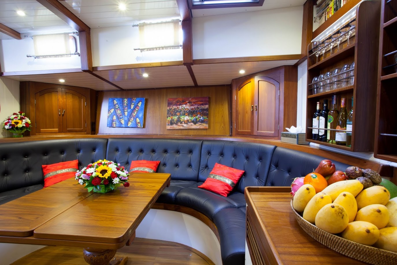 Dallinghoo - Main Saloon.jpg