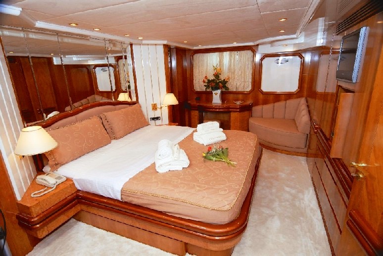 Dynasty - Master cabin.jpg