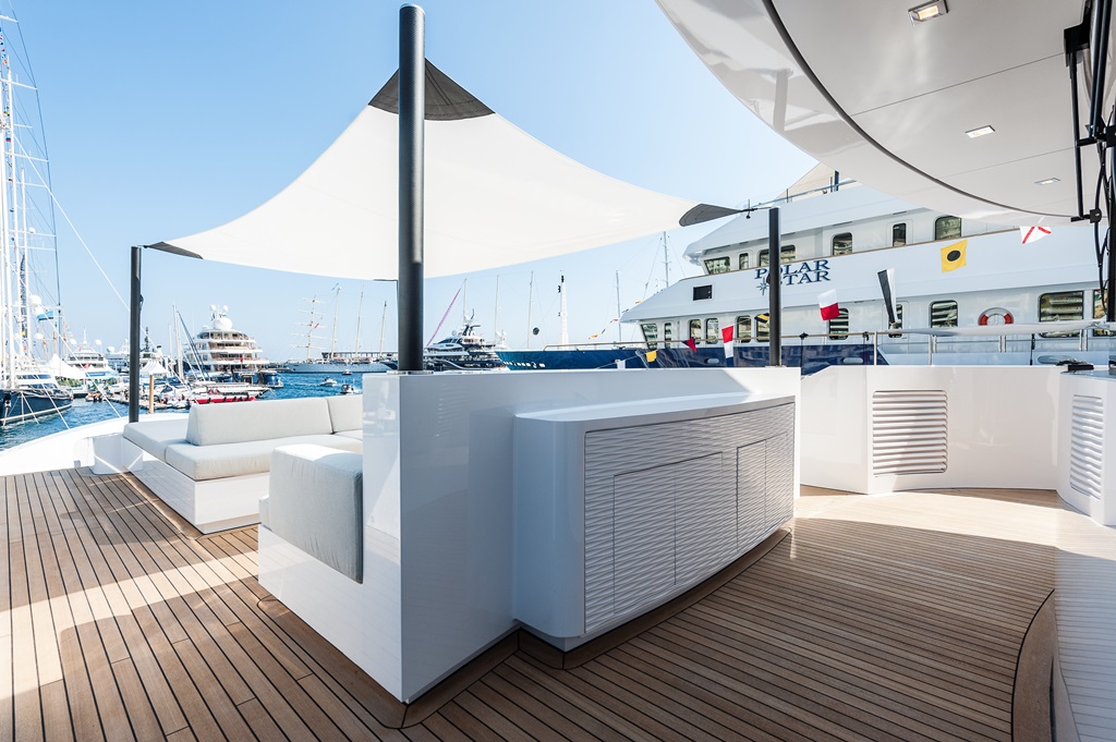 ENTOURAGE - Fwd deck.jpg