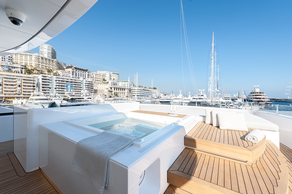 ENTOURAGE - Sundeck Jacuzzi.jpg