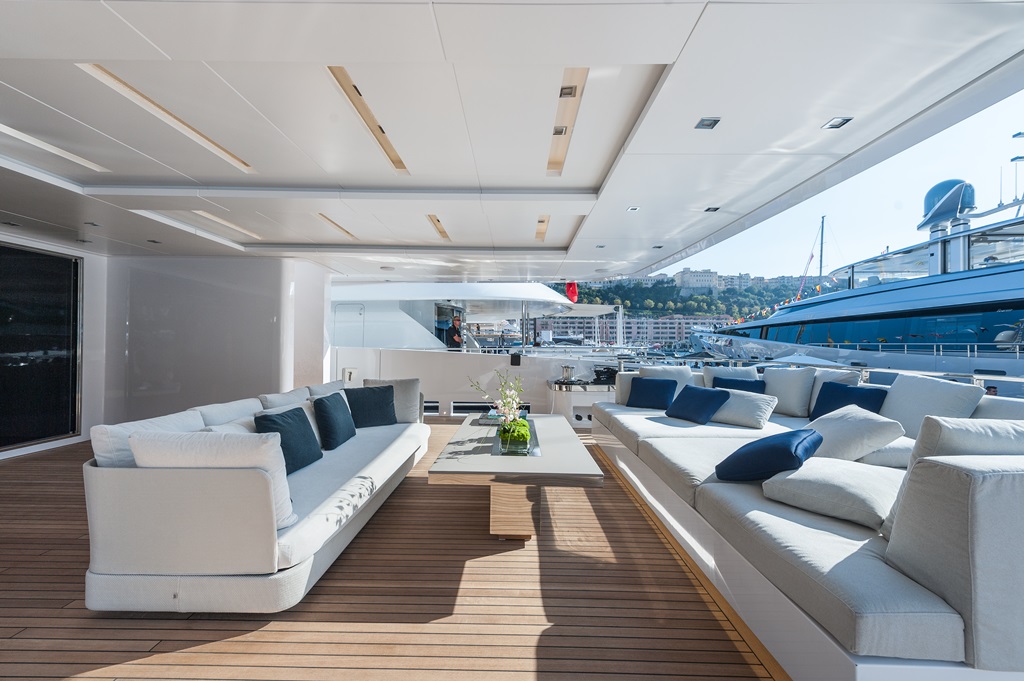 ENTOURAGE - aft deck seating.jpg